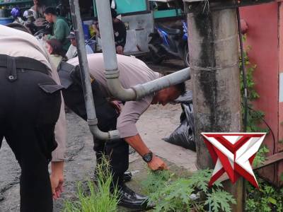 Dukung Gerakan Indonesia ASRI, Polresta Banjarmasin Gelar Bersih-bersih di Pasar Lama - PoliceTube