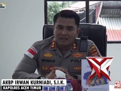 Menyerahkan piagam penghargaan dari Kapolda Aceh kepada purnawirawan polri polres Aceh Timur - PoliceTube