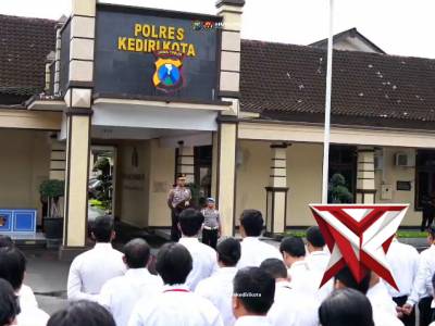 Wakapolres Kediri Kota memimpin pelaksanaan apel Pagi