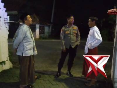 Binmas Polsek Kedamean : Strategi Door To Door System Dalam Menjaga Keamanan Wilayah