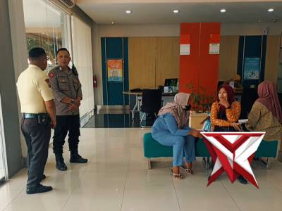 PATROLI PERBANKAN SIANG HARI, POLSEK SOOKO SAMBANGI BNI KCP BRANGKAL?? - PoliceTube