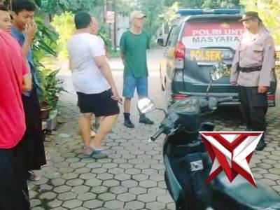 Anggota samapta Polsek Waru tatap muka dengan warga desa Tropodo - PoliceTube