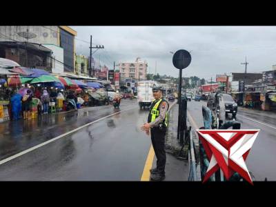 Giat Pengaturan Arus Lalin dan Briptu Elton Pujo Live Report pada titik kemacetan di Lawang - PoliceTube