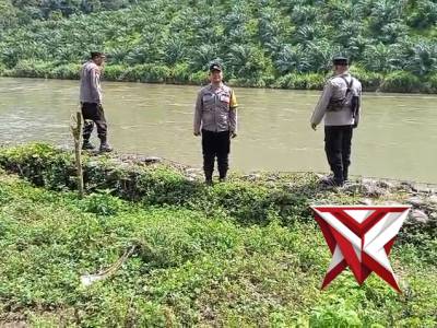 POLSEK TALANG PADANG MELAKSANAKAN PENGECEKAN DEBIT AIR DIDESA REMANTAI