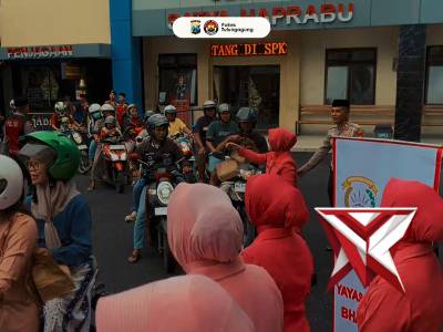 Polres Tulungagung Bagi Takjil bersama Bhayangkari Cab. Tulungagung