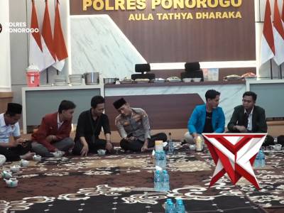 Polres Ponorogo bagi takjil dan buka bersama mahasiswa