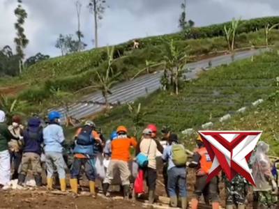Personel Polres Cimahi bersama Tim SAR Gabungan serta Masyarakat melaksanakan Pencarian Korban Benca - PoliceTube