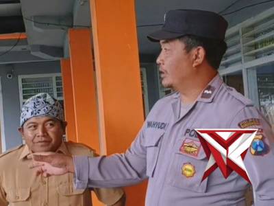 Canda dan Diskusi di Balai Desa Jampit - PoliceTube