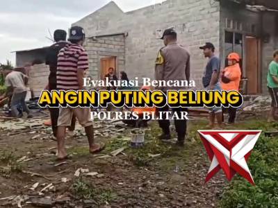 Polres Blitar Bantu Warga Terdampak Puting Beliung - PoliceTube