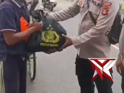 Personil Polsek Sekayu Melaksanakan Jumat Berkah Di Jalan Sekayu - PoliceTube