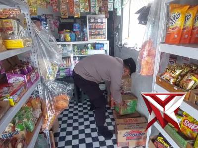 Anggota Polsek Jatiroto membantu masyarakat