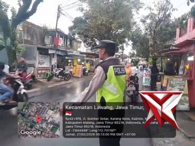 Kegiatan rutin Selama bulan suci ramadhan anggota Polsek Lawang laksanakan kegiatan Gatur di pasar - PoliceTube
