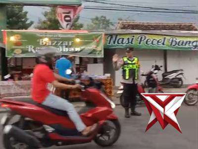 Personil Polsek Lembeyan laksanakan gatur lalin sore guna cegah lakalantas - PoliceTube