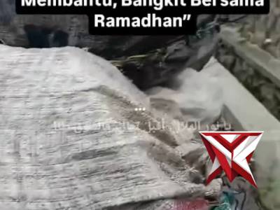 Di tengah cuaca hujan dan jalanan licin pada hari kedua Ramadhan, Aipda Irwan Irawan, anggota Polsek
