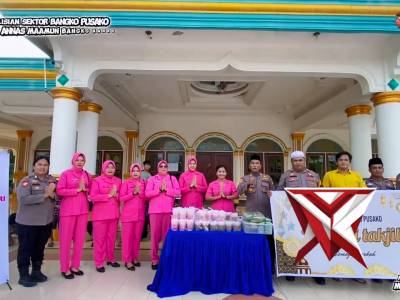 polsek bangko pusako berbagi takjil bersama bhayangkari polsek bangko