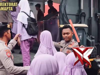 Anggota Ditsamapta korsabhara Baharkam Polri Kenalkan Polisi Sekaligus Berbagi Makanan Bergizi