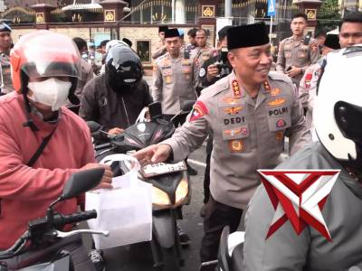 Suasana Ramadan terasa hangat di depan Mabes Polri, Jakarta Selatan, saat Kapolri Jenderal Polisi Dr