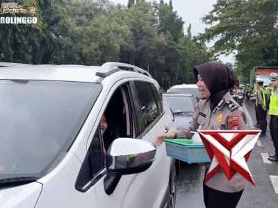 Berbagi Takjil On The Road Polres Probolinggo - PoliceTube