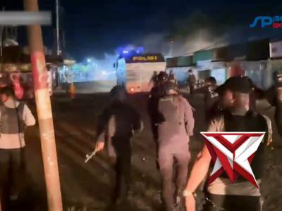 Polres Mimika Bubarkan Masa Pendulang Emas tradisional yang Palang Jalan di Depan Toko Emas - PoliceTube