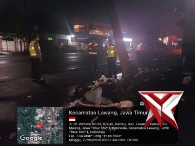 Anggota Piket Lalu Lintas Polsek Lawang Datangi TKP Kecelakaan Lalu lintas Akibat pengendara Ngantuk