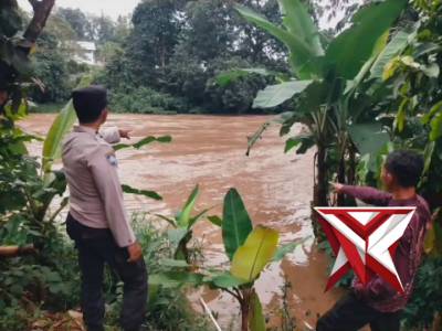 Bhabinkamtibmas Monitoring Sungai Enim, Antisipasi Dampak Cuaca Ekstrem dan Gangguan Kamtibmas  Seba