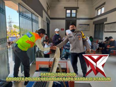 Patroli Dialogis di Stasiun Gedangan, Polisi Sapa Penumpang dan Petugas - PoliceTube