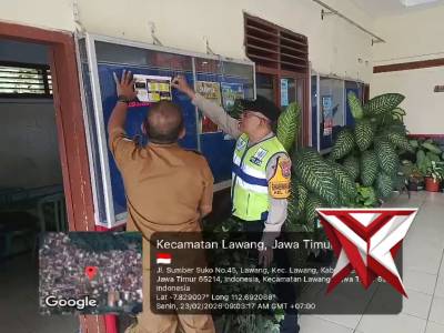 Bhabinkamtibmas Kel. Lawang Aipda Mas Edi Efendi Melaksanakan Penempelan Brosur di Balai Kel. Lawang