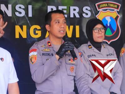 konferensi pers ungkap kasus curanmor bertempat di depan Media Center Polres Ngawi - PoliceTube