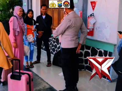 Polsek Gedangan hadir patroli di area stasiun, memastikan aktivitas masyarakat berjalan aman - PoliceTube