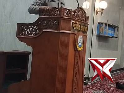 Anggota bhabinkamtibmas polsek Tanjung Raja mengisi ceramah agama