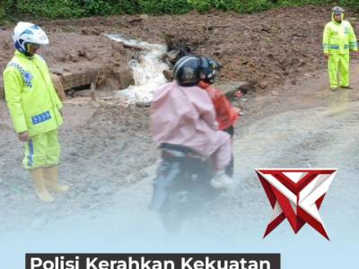 Polisi bergerak cepat terjun ke lapangan untuk mengevakuasi warga, membuka akses jalan, dan mengatur - PoliceTube
