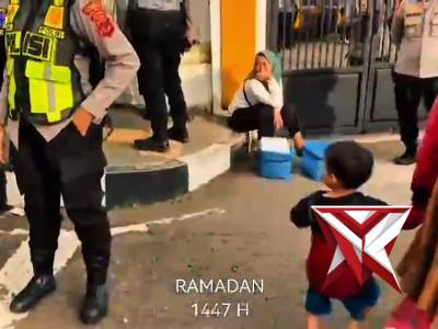 Ramadan Prima Polres Sukabumi Kota bagi Takjil. - PoliceTube