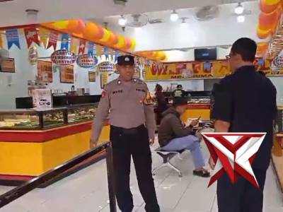 Anggota samapta Polsek Waru patroli ke toko emas wahyu redjo wadungasri - PoliceTube
