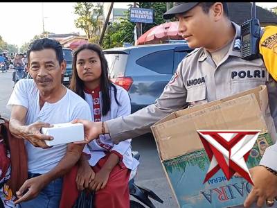 Pembagian takjil polsek Tanjung Raja - PoliceTube