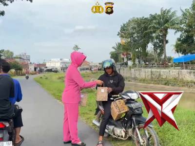 Polsek Belitang I Berbagi Takjil - PoliceTube