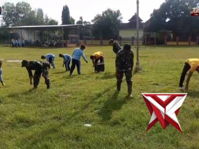 Peduli Lingkungan Polsek Senori Laksanakan Kurve di Lapangan Desa Sendang - PoliceTube