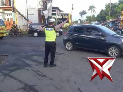 Bapak Sari 12 dan Piket Lantas melaksanakan giat Sate Kerang Pagi di Simpang 4 Awang Awang Mojosari - PoliceTube