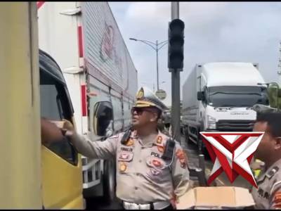 Kasatlantas Polrestabes Semarang beserta anggota TNI mengevakuasi warga yg berobat ke RS Sultan Agun - PoliceTube