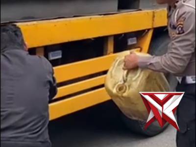 KBO SAT LANTAS POLRES SIBOLGA IPDA S.E SILALAHI MEMBANTU SEBUAH TRUK YANG SEDANG MOGOK - PoliceTube