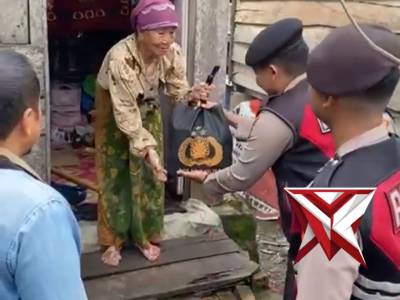Personil Sat Samapta Polres Muba Melaksanakan Jumat Berkah di Wilayah Sekayu