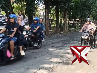Polsek Gayungan Laksanakan Pengamanan Gerak Jalan Bintara Remaja Dit Samapta Polda Jatim - PoliceTube