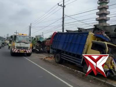 Polsek Lawang Lakukan pengaturan Arus Lalu lintas dengan adanya Evakuasi truck yg terguling