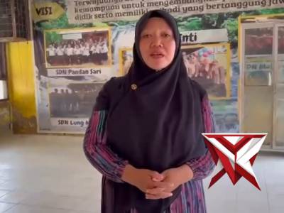 Wakil Kepala Sekolah SDN 1 Tualang Cut, Ervita Handayani, ucapkan terima kasih kepada Polri atas ban - PoliceTube