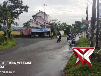 Anggota Polsek Alian melaksanakan giat pengaturan arus lalin disimpang Jatimulyo Kec Alian - PoliceTube