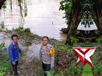 Bhabinkamtibmas Desa Keban Agung Monitoring Sungai Enim, Antisipasi Cuaca Ekstrem - PoliceTube