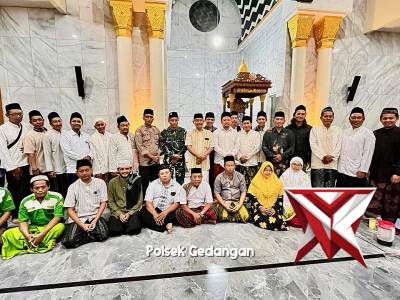 Polsek Hadir di Tengah Ibadah, Tarawih Berjamaah Bersama Warga - PoliceTube