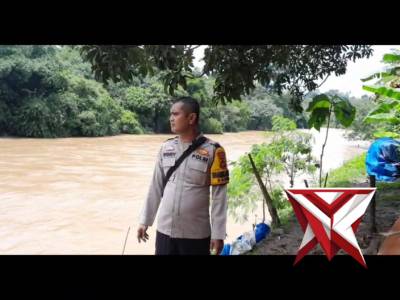 Monitoring Debit Sungai Enim, Bhabinkamtibmas Desa Darmo Imbau Warga Tetap Waspada - PoliceTube