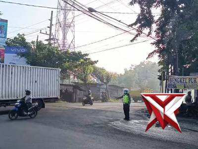 Kanit Lantas Polsek Mojosari Melaksanakan giat CW pagi / pengaturan lalin, dan penyebrangan s - PoliceTube