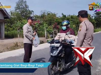 PERSONIL POLSEK RAMBANG BAGI-BAGI TAKJIL KEPADA MASYARAKAT YG MELINTAS DI DEPAN MAKO POLSEK RAMBANG