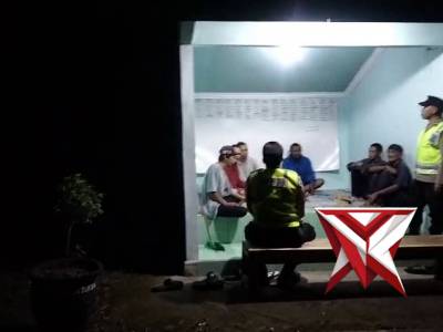 Patroli polsek ngariboyo pembinaan poskamling di desa sumberdukun - PoliceTube